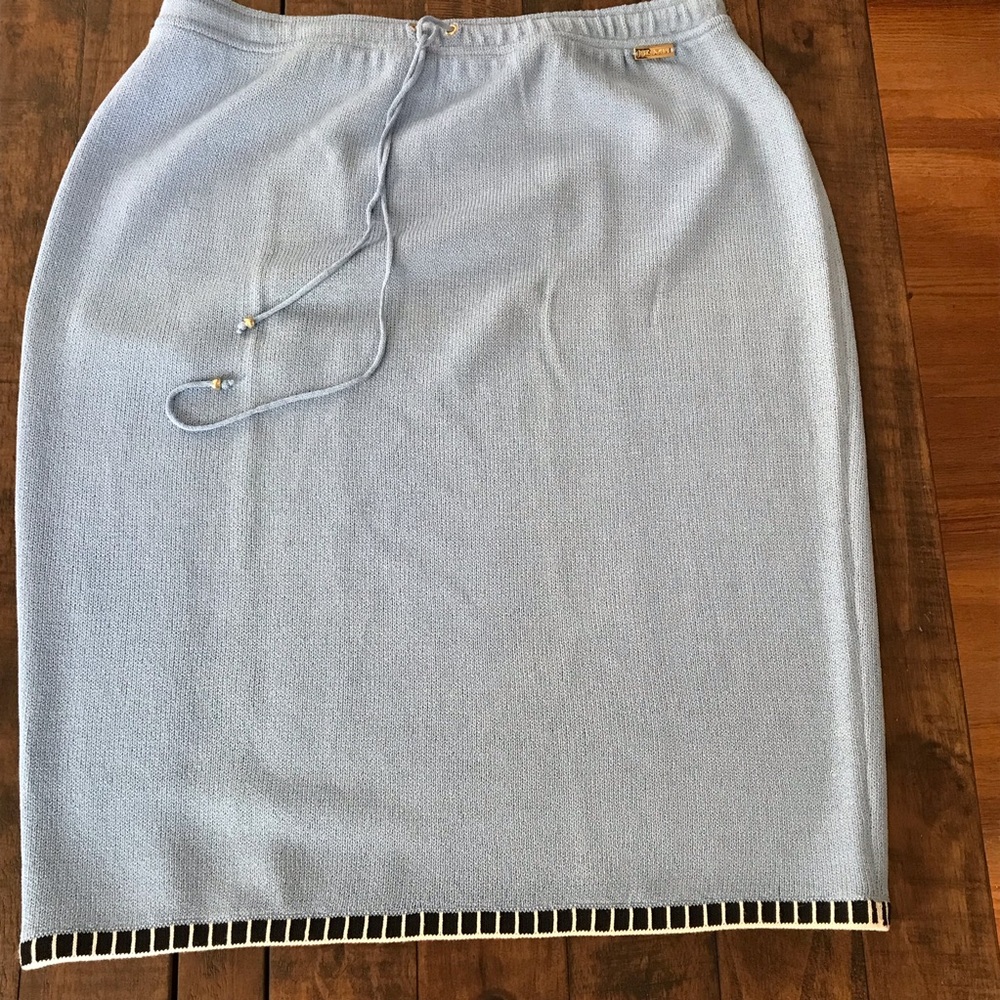 St. John Sport Santana Knit sky blue with black white trim skirt size LG EUC!
